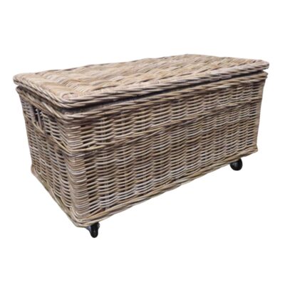 Grote rieten mand met deksel en wielen