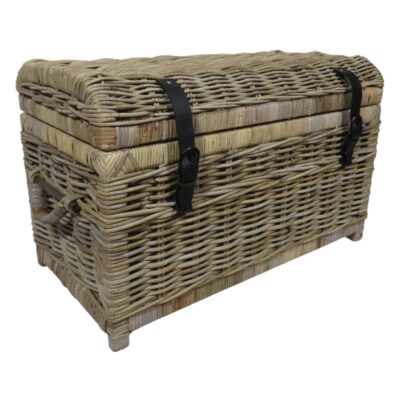 Rieten mand met deksel. lederen riempjes en handvatten