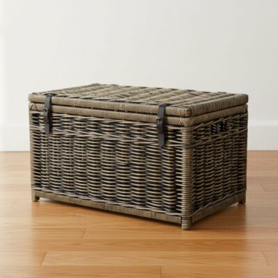 Grote donker bruine opbergmand met deksel en lederen riempjes