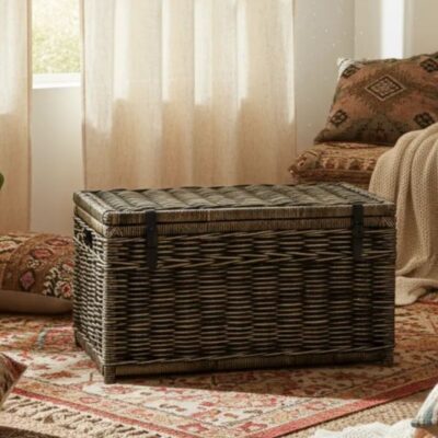 Grote donkere mand met deksel