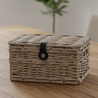 Rieten mand met deksel en riempje