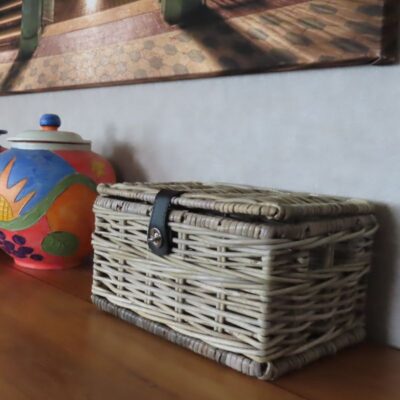 Opbergmand met deksel en lederen riempje