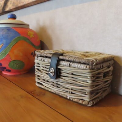 Kleine rieten mand met deksel