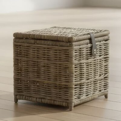 Vierkante mand met lederen riempje