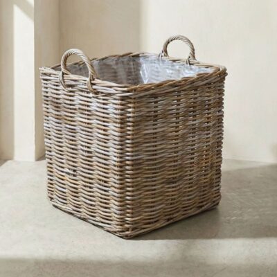 Vierkante rieten mand met plastic en hengsels