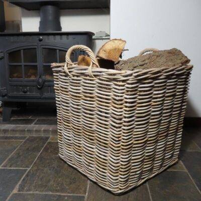 Vierkante rieten houtmand