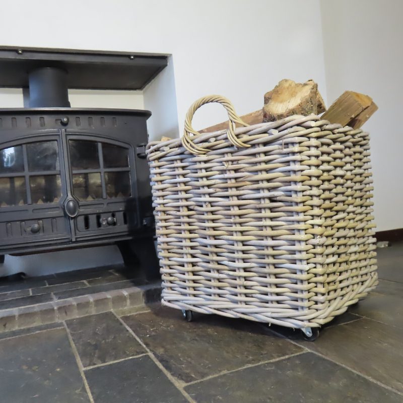 Rotan haardmand met wielen